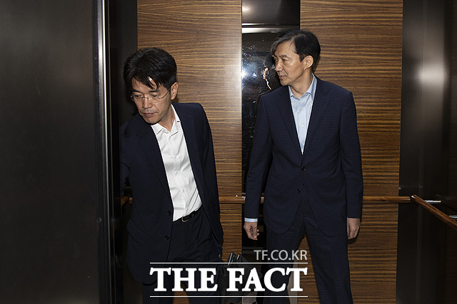 조국 법무부 장관 후보자가 29일 오전 서울 종로구 적선현대빌딩 인사청문회 준비 사무실로 출근하기 위해 엘리베이터를 타고 있다. /배정한 기자