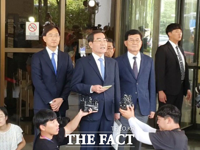 법무법인 태평양 이인재 대표변호사가 29일 서울 서초구 대법원 법정 입구에서 이재용 삼성전자 부회장에 대한 대법원 판단과 관련해 인터뷰를 하고 있다. /이성락 기자