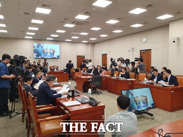 조국 법무부 장관 후보자 인사청문회를 확정하기 위한 국회 법사위 전체회의가 29일 오후 국회에서 열리고 있다. /허주열 기자