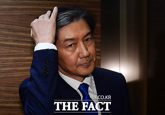 29일 공개된 조국(사진) 법무부 장관 후보자의 임명 여부와 관련한 리얼미터의 여론조사 결과, 반대 여론이 국민 10명 중 절반을 조금 넘었고, 찬성은 10명 중 4명 가까이로, 반대 여론이 우세한 것으로 조사됐다. /이새롬 기자