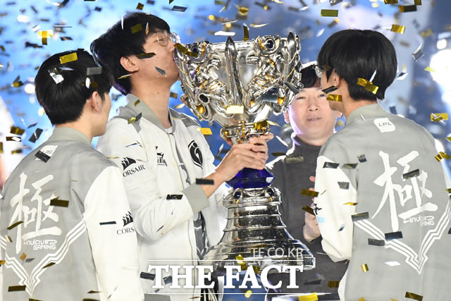 지난해 11월 3일 오후 인천 미추홀구 인천문학주경기장에서 열린 2018 리그오브레전드 월드 챔피언십(2018 롤드컵) 결승전에서 프나틱을 꺾은 인터빅스게이밍 선수들이 우승 세리모니를 하고 있다. /인천=남윤호 기자