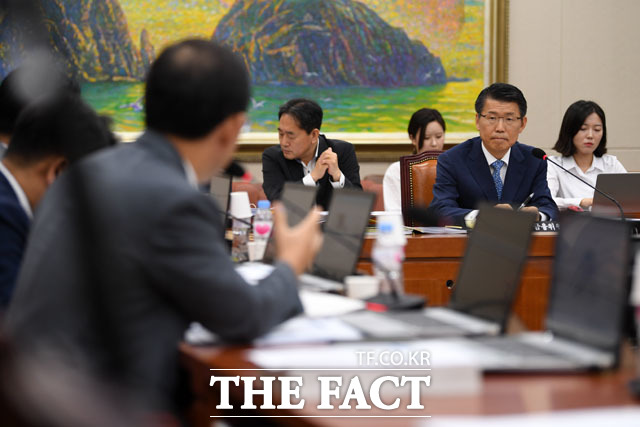 은성수 금융위원장 후보자가 29일 오전 서울 여의도 국회에서 열린 인사청문회에 출석해 질의에 답변하고 있다./국회=남윤호 기자