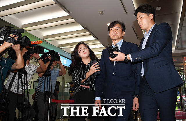 조국 법무부 장관 후보자(가운데)가 29일 오전 인사청문회 준비 사무실이 마련된 서울 종로구 적선동 현대빌딩으로 출근해 취재진의 질문에 답변을 하고 있다. / 배정한 기자