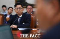 [TF포토] 굳은 표정으로 질의 듣는 김현수 후보자