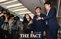 [TF포토] 담담한 표정으로 출근하는 조국