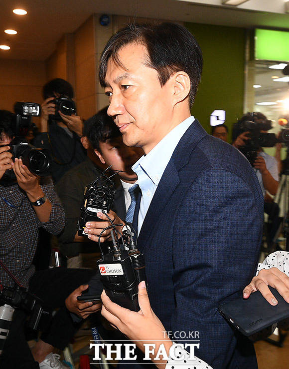 조국 법무부 장관 후보자가 30일 오전 인사청문회 준비 사무실이 마련된 서울 종로구 적선동 현대빌딩으로 출근해 취재진의 질문에 답변하며 이동하고 있다. /이동률 기자