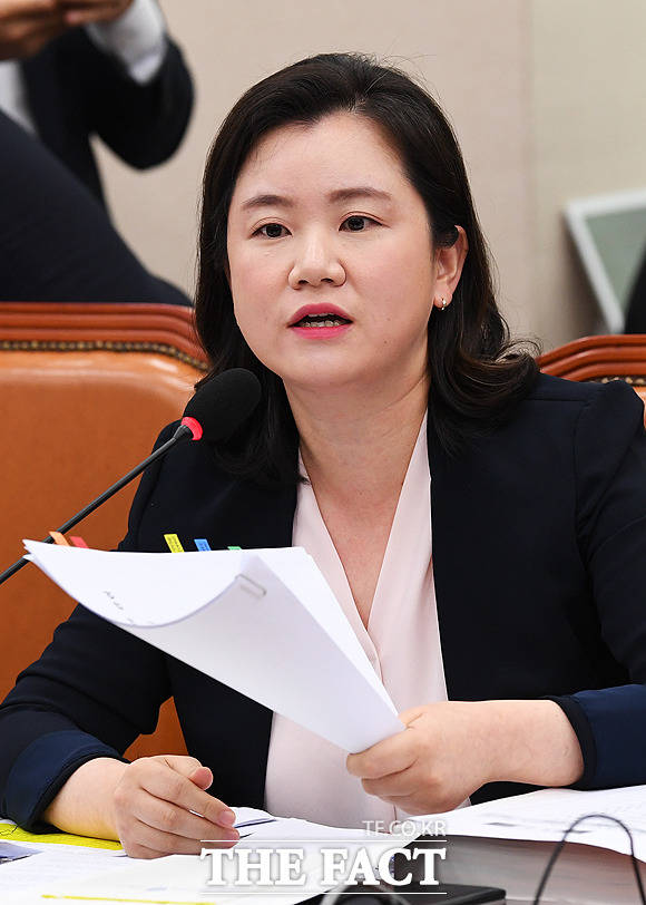 자료제출 요구하는 신보라 자유한국당 의원