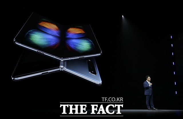삼성전자의 첫 폴더블폰인 갤럭시폴드가 다음 달 6일 국내 출시될 것으로 보인다. 사진은 고동진 삼성전자 IM부문장 사장이 지난 2월 진행한 갤럭시 언팩 행사에서 갤럭시 폴드를 공개하는 모습. /삼성전자 제공