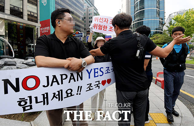 조국 법무부 장관 후보자 인사청문회를 일주일 앞둔 27일 오전 서울 종로구 적선현대빌딩에 마련된 조 후보자 인사청문회 준비 사무실 앞에 집회가 열리고 있다. /이선화 기자