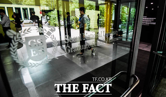 검찰이 조국 법무부 장관 후보자를 둘러싼 각종 의혹과 관련해 동시다발적 압수수색에 나선 가운데 27일 오후 서울 관악구 서울대학교 환경대학원 행정실을 압수수색한 후 검찰 관계자가 건물을 나서고 있다. /김세정 기자