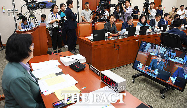 자료제출 요구하는 김수민 바른미래당 의원(가운데)