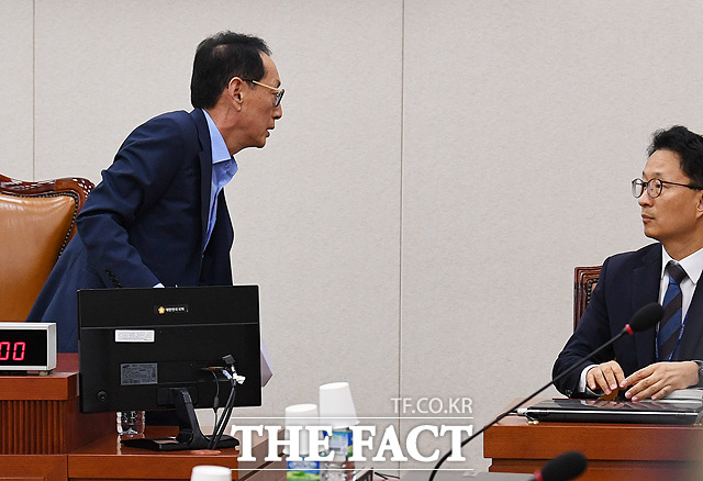산회 선언 후 회의장 나서는 김도읍 자유한국당 의원