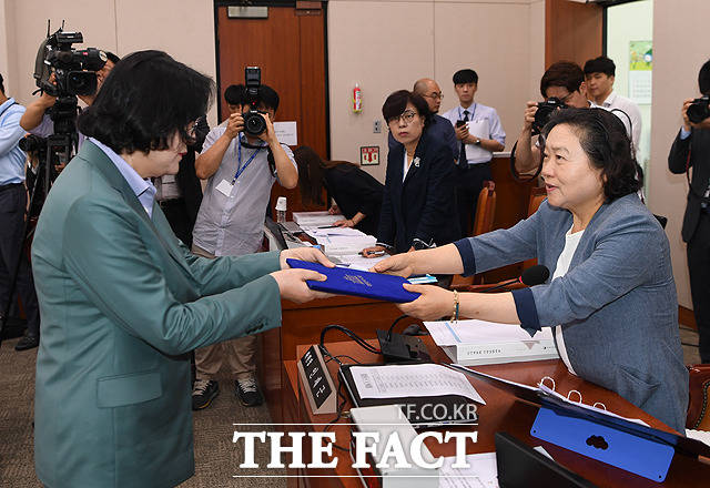 인재근 위원장에게 선서문을 전달하는 이정옥 여성가족부 장관 후보자(왼쪽)