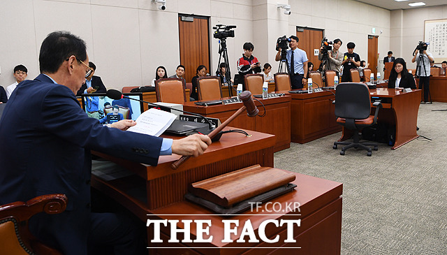 여상규 위원장 대신 회의를 주재하는 김도읍 자유한국당 의원