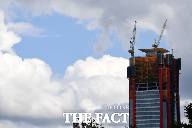 8일 오후 서울 여의도 한강변에서 바라본 서울 도심 상공에 뭉게구름이 떠다니고 있다./남윤호 기자