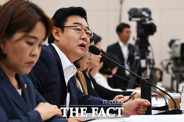 자료제출 요구하는 김상원 자유한국당 의원
