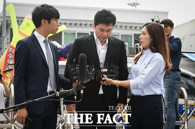 양 전 대표는 22시간 30여 분의 조사를 마치고 귀가했다. 혐의 관련 질문에는 답하지 않았다. /김세정 기자