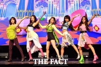  레드벨벳 의상 논란...'도용은 상처'→'친구 됐다'