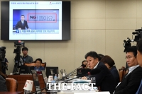 [TF포토] 'NO 안 뽑아요'에 한국당 마크… 질의하는 윤상직 의원
