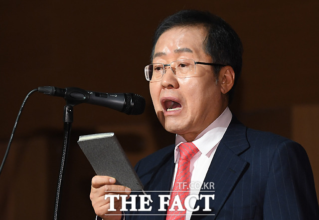 홍준표 전 자유한국당 대표는 윤석열 검찰총장에게 국민만 보고 가라. 큰 권력은 모래성에 불과하다고 격려했다. 이어 검사는 그만두어도 변호사를 할 수 있으니 먹고 살 수도 있다. 시시하게 굴지 마라. 인생은 짧다라고 수사에 주저하지 말라고 충고했다. /이새롬 기자