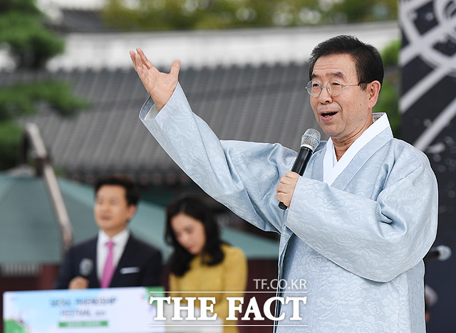 세계 각 국의 문화를 한자리에서 즐길 수 있는 2019 서울 세계도시 문화축제(Seoul Friendship Festival 2019) 개막식이 31일 오후 서울 중구 서울시청 앞 서울광장에서 진행된 가운데 박원순 서울시장이 인사말을 하고 있다. / 배정한 기자