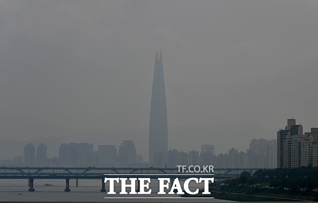 기상청에 따르면 오늘(2일) 전국이 대체로 흐리고 곳곳에서 비가 내리는 날씨가 되겠다. /더팩트 DB