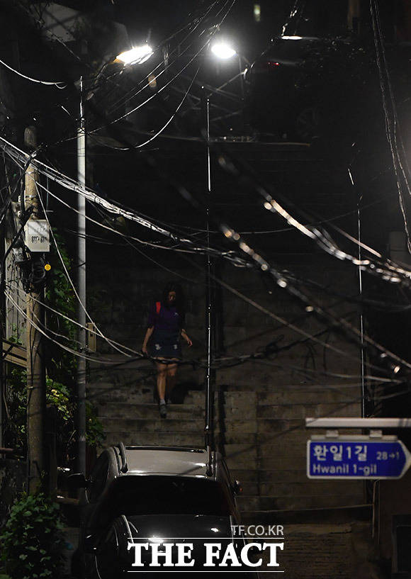 지난달 28일 오후 서울 마포구 아현동에 위치한 어두운 골목길을 한 여성이 홀로 지나가고 있다. /이동률 기자