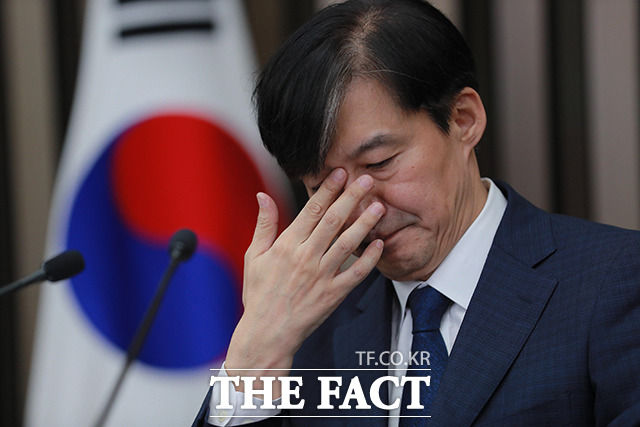 조국 법무부 장관 후보자가 2일 국회에서 열린 기자간담회에서 눈물을 닦고 있다./국회공동취재반