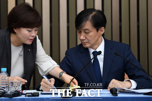 조국 법무부 장관 후보자가 2일 오후 서울 여의도 국회에서 열린 기자간담회에 참석해 관계자에게 쪽지를 받고 있다./국회=남윤호 기자