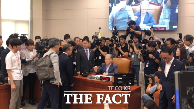 이날 여야 의원들의 갈등으로 민주당 소속 법사위원들은 전부 퇴장했고 여상규 법사위원장은 야당만의 청문회를 진행할 것이라고 밝혔다. /문혜현 기자