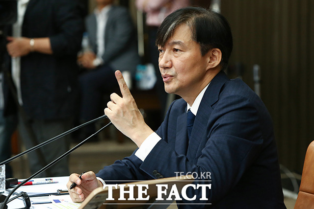 조국 법무부 장관 후보자 인사청문회가 무산되고 기자간담회가 개최되자 한국당은 국회 기습 침입이라며 반발하고 있다. 한국당의 전략실패라는 평가가 나오는 가운데 추후 청문회 개최가 합의될지 주목된다. /국회=이선화 기자