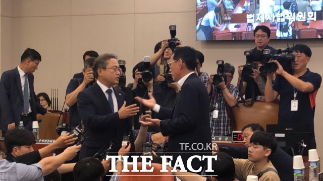 2일 국회 법제사법위원회 송기헌 민주당 간사와 김도읍 한국당 간사가 실랑이를 벌이고 있다. /문혜현 기자