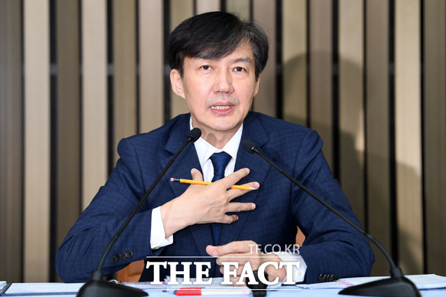 조국 법무부 장관 후보자가 2일 오후 서울 여의도 국회에서 기자간담회를 열고 취재진과 질의응답을 하고 있다./국회=남윤호 기자