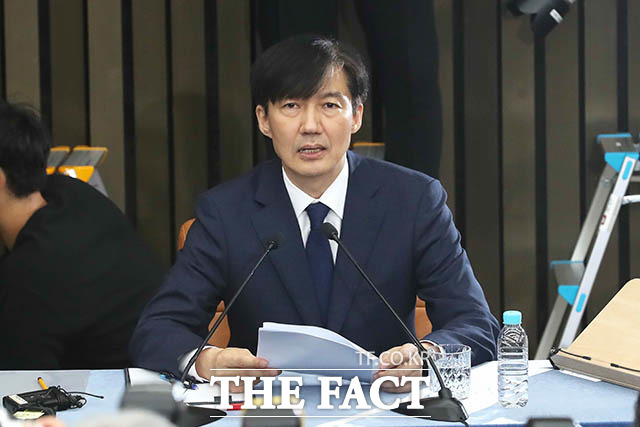 조국 법무부장관 후보자가 2일 서울 여의도 국회에서 열린 기자간담회에 모두발언을 하고 있다. /국회=남윤호 기자