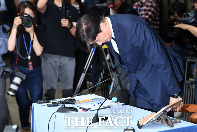 조국 법무부 장관 후보자가 2일 오후 서울 여의도 국회에서 열린 기자간담회에 참석해 인사를 하고 있다./국회=남윤호 기자