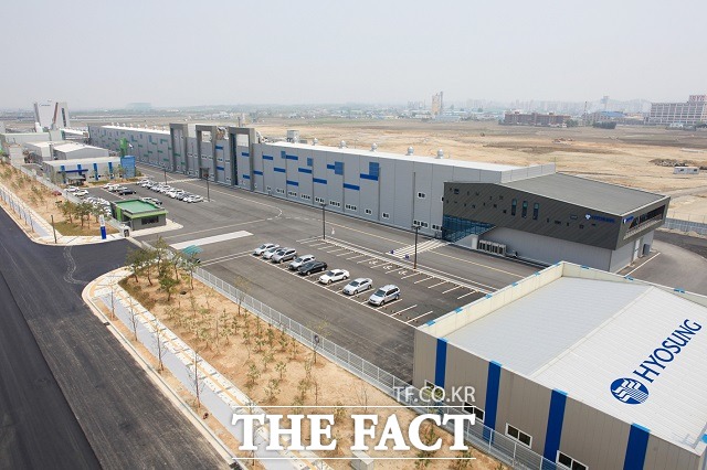 효성그룹이 전북 전주 친환경 첨단복합단지에 있는 전주공장에 오는 2028년까지 1조 원을 투자, 연산 2만4000t 규모까지 확대하고 2300명을 공용할 계획이라고 2일 밝혔다. /효성그룹 제공