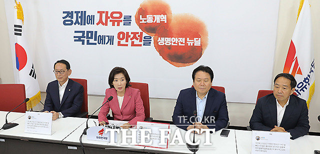 나경원 자유한국당 원내대표는 2일 오후 서울 여의도 국회에서 열린 긴급 기자간담회에서 조 후보자를 강하게 비판했다. /이새롬 기자