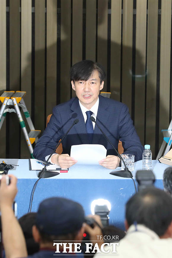 조국 법무부장관 후보자가 2일 오후 서울 여의도 국회에서 열린 기자간담회에서 모두발언을 하고 있다. /국회=남윤호 기자