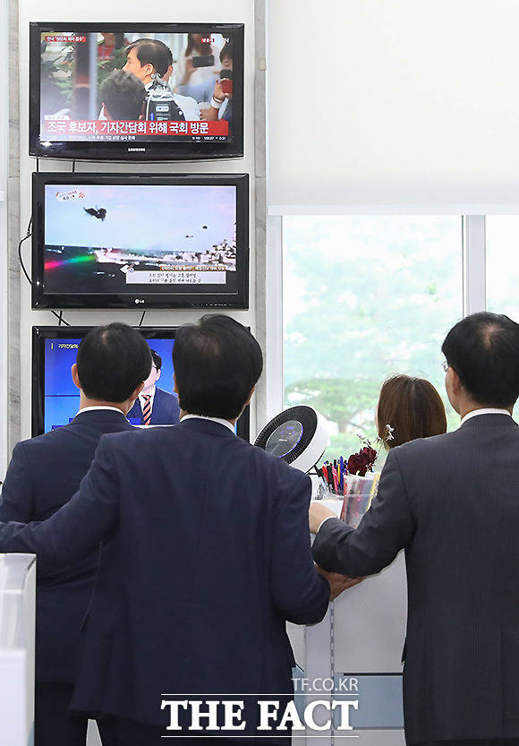 조국 법무부 장관 후보자가 2일 오후 국회에서 기자간담회를 개최한 가운데, 자유한국당 원내대표실에서 당직자들이 조 후보자의 간담회 생중계 방송을 지켜보고 있다. /국회=이새롬 기자