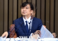 [TF포토] '자료 찾아 소명하는 조국'