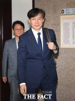 [TF포토] 간담회장 이동하는 조국 후보자, '당당한 표정'