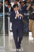 [TF포토] '기자간담회' 앞두고 국회 들어서는 조국