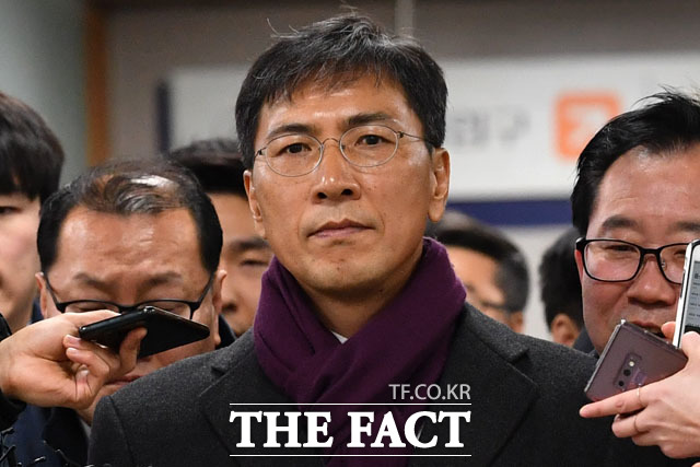 비서를 성폭행한 혐의로 기소돼 1심에서 무죄를 선고 받았던 안희정 전 충남지사가 2일 1일 오후 서울 서초구 서울고등법원에서 열리는 2심 선고 공판에 출석하고 있다./남윤호 기자