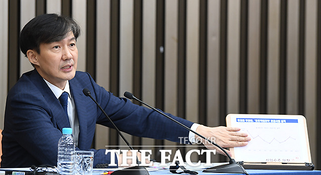 조국 법무부 장관 후보자가 2일 오후 서울 여의도 국회에서 열린 자간담회에서 취재진의 질문에 대답하고 있다. /이새롬 기자