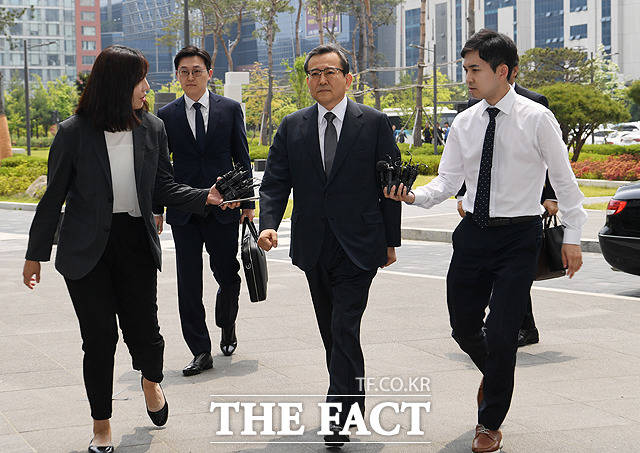 뇌물수수·성범죄 혐의를 받는 김학의 전 법무부 차관이 지난 5월12일 오후 서울 송파구 서울동부지방검찰청으로 출석하고 있다. /배정한 기자