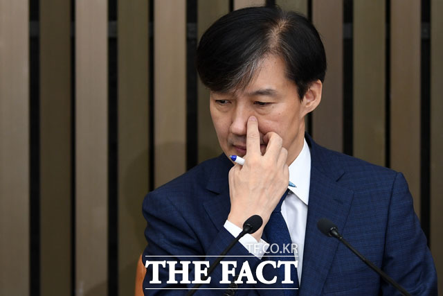 조국 법무부 장관 후보자는 국회 인사청문회가 아닌 기자간담회를 통해 그동안의 의혹에 대해 해명했지만, 여전히 의혹이 일고 있다. 조국 법무부 장관 후보자가 2일 오후 서울 여의도 국회에서 기자간담회를 열고 취재진과 질의응답을 하고 있다./국회=남윤호 기자