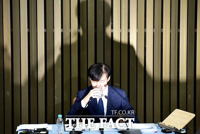 물 마시는 조국 후보자. /이새롬 기자