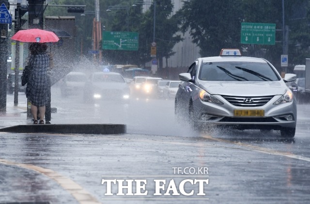 수요일인 4일은 가을장마의 영향으로 전국이 흐리고 비가 내릴 전망이다.