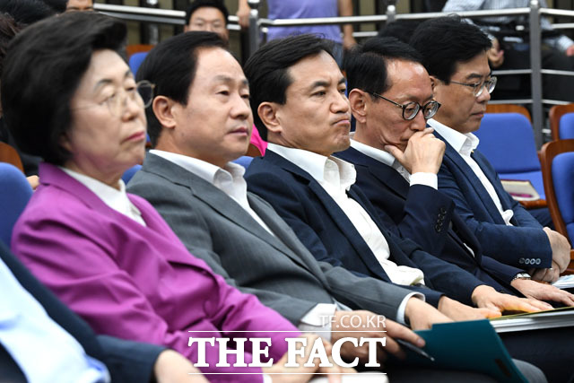 굳은 표정으로 발언 듣는 이은재, 주광덕, 김진태, 김도읍, 송언석 의원(왼쪽부터).
