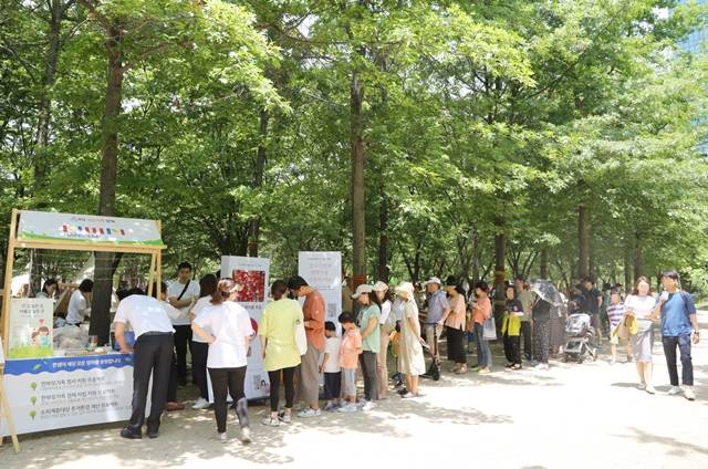 홈 인테리어 전문기업 한샘이 한부모 가정에 대한 지원 사업을 활발히 진행하고 있다. 사진은 한샘이 지난 5월 숲속 나들이 행사에 후원기업으로 참여한 모습. /한샘 제공